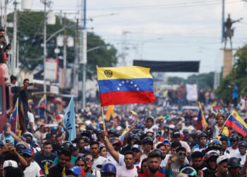 AMDEP3806. GUANANE (VENEZUELA), 17/07/2024.- Simpatizantes de la líder opositora venezolana María Corina Machado, participan este miércoles de un recorrido de campaña presidencial en Guanare, estado Portuguesa (Venezuela). Machado afirmó este miércoles que hay un movimiento social de todas las edades y en todos las regiones del país por la "liberación", pero también por la redención, porque -dijo- los venezolanos deben sanar las heridas y reencontrarse. EFE/ Miguel Gutiérrez