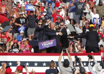 Butler (United States), 13/07/2024.- Former US President Donald Trump pumps his fist as he is rushed from stage by secret service after an incident during a campaign rally at the Butler Farm Show Inc. in Butler, Pennsylvania, USA, 13 July 2024. Trump was rushed off stage by secret service after an incident during a campaign rally in Pennsylvania. According to the Butler County district attorney a suspected gunman was dead and at least one rally attendee was killed. According to a statement by a secret service spokesperson, the former President is safe and further information on the incident will be released when available. EFE/EPA/DAVID MAXWELL