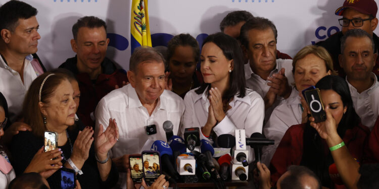 AME6102. CARACAS (VENEZUELA), 29/07/2024.- El candidato a la presidencia de Venezuela, Edmudo González Urrutia (c-i), y la líder opositora venezolana, María Corina Machado (c-d), dan declaraciones tras conocer los resultados de las elecciones presidenciales este lunes, en Caracas (Venezuela). Machado dijo que el "nuevo presidente electo" de Venezuela es el exembajador Edmundo González Urrutia, pese a que el Consejo Nacional Electoral (CNE) anunció previamente la victoria del candidato oficialista, Nicolás Maduro, en los comicios celebrados este 28 de julio. EFE/ Henry Chirinos