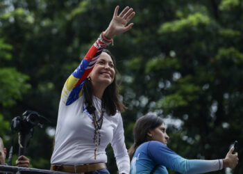 AME9387. CARACAS (VENEZUELA), 04/07/2024.- La líder opositora María Corina Machado saluda a varios simpatizantes durante un acto de campaña del Candidato opositor Edmundo González este jueves en Caracas (Venezuela). Comienza oficialmente la campaña electoral para las presidenciales del 28 de julio, en las que se medirán diez candidatos, entre ellos el actual presidente, Nicolás Maduro, y el abanderado de la mayor coalición opositora -la Plataforma Unitaria Democrática (PUD)-, Edmundo González Urrutia, quienes ya llevan semanas de precampaña con actos proselitistas por diversos estados del país. EFE/ Ronald Pena R