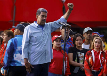 AME4770. CARACAS (VENEZUELA), 25/07/2024.- El presidente de Venezuela y aspirante a la reelección, Nicolás Maduro, saluda a los asistentes al cierre de su campaña este jueves, en Caracas (Venezuela). Venezuela celebra este 28 de julio unas elecciones presidenciales consideradas especialmente "decisivas". El chavismo, con Nicolás Maduro al frente, se juega su continuidad en el poder, al que aspiran llegar nueve candidatos opositores. EFE/ Henry Chirinos