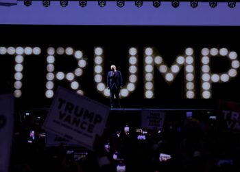 Milwaukee (United States), 19/07/2024.- Republican presidential nominee Donald Trump accepts his party's nomination on the fourth day of the Republican National Convention (RNC) at Fiserv Forum in Milwaukee, Wisconsin, USA, 18 July 2024. The convention comes days after a 20-year-old Pennsylvania man attempted to assassinate former president and current Republican presidential nominee Donald Trump. The 2024 Republican National Convention is being held 15 to 18 July 2024 in which delegates of the United States' Republican Party select the party's nominees for president and vice president in the 2024 United States presidential election. (Estados Unidos) EFE/EPA/JUSTIN LANE