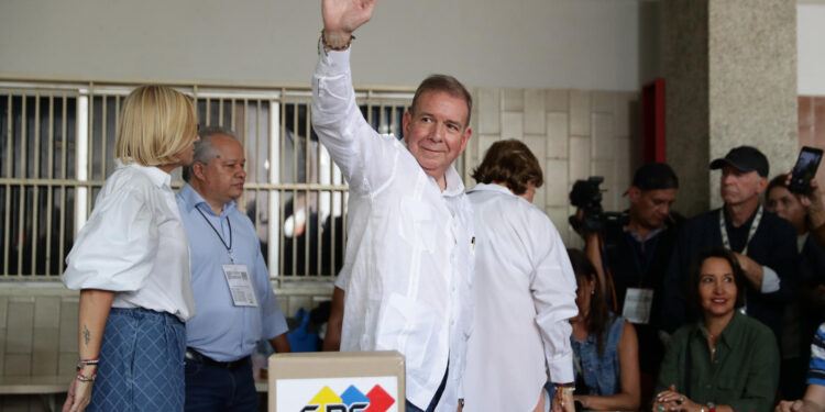 AME5570. CARACAS (VENEZUELA), 28/07/2024.- El candidato a la presidencia de Venezuela, Edmundo González Urrutia, saluda luego de votar este domingo, en un centro de votación en Caracas (Venezuela). EFE/ Ronald Peña R.