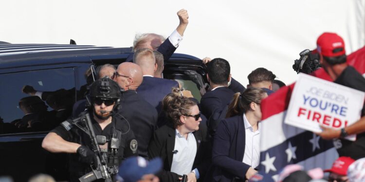 Butler (United States), 13/07/2024.- Former US President Donald Trump pumps his fist as he is rushed from the stage by secret service after an incident during a campaign rally at the Butler Farm Show Inc. in Butler, Pennsylvania, USA, 13 July 2024. Trump was rushed off stage by secret service after an incident during a campaign rally in Pennsylvania. According to the Butler County district attorney a suspected gunman was dead and at least one rally attendee was killed. According to a statement by a secret service spokesperson, the former President is safe and further information on the incident will be released when available. EFE/EPA/DAVID MAXWELL