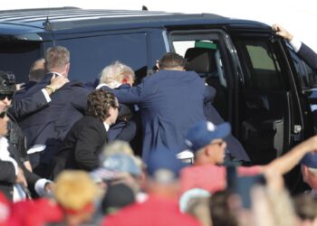 Butler (United States), 13/07/2024.- Former US President Donald Trump is rushed from the stage by secret service after an incident during a campaign rally at the Butler Farm Show Inc. in Butler, Pennsylvania, USA, 13 July 2024. According to a statement by a secret service spokesperson, the former President is safe and further information on the incident will be released when available. EFE/EPA/DAVID MAXWELL