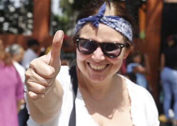 AME5612. CARACAS (VENEZUELA), 28/07/2024.- Una mujer muestra su pulgar luego de votar este domingo, en Caracas (Venezuela). El CNE informó este domingo que, sobre las 08.00 hora local (12.00 GMT), el 95 % de los 15.797 centros de votación ya estaban abiertos -dos horas más tarde la hora oficial fijada para la apertura- y computando los votos de personas que acudieron desde muy temprano a las urnas. EFE/ Henry Chirinos