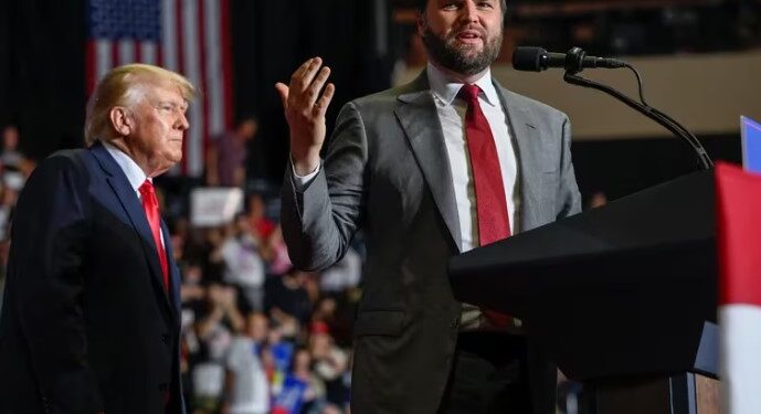 JD Vance se dirige a la multitud en un mitin celebrado por el expresidente estadounidense Donald Trump en Youngstown, Ohio, Estados Unidos, el 17 de septiembre de 2022 (REUTERSGaelen Morse.