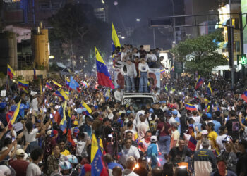 AME4770. CARACAS (VENEZUELA), 25/07/2024.- El candidato a la presidencia de Venezuela Edmundo González Urrutia (arriba-i), del partido Plataforma Unitaria Democrática (PUD), saluda a sus simpatizantes antes de su cierre de campaña, este jueves, en Caracas (Venezuela). Venezuela celebra este 28 de julio unas elecciones presidenciales consideradas especialmente "decisivas". González Urrutia lidera la principal coalición antichavista -la Plataforma Unitaria Democrática (PUD). EFE/ Ronald Peña R.