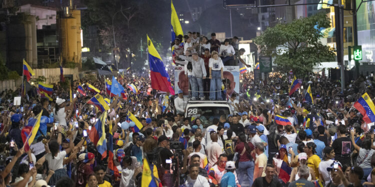 AME4770. CARACAS (VENEZUELA), 25/07/2024.- El candidato a la presidencia de Venezuela Edmundo González Urrutia (arriba-i), del partido Plataforma Unitaria Democrática (PUD), saluda a sus simpatizantes antes de su cierre de campaña, este jueves, en Caracas (Venezuela). Venezuela celebra este 28 de julio unas elecciones presidenciales consideradas especialmente "decisivas". González Urrutia lidera la principal coalición antichavista -la Plataforma Unitaria Democrática (PUD). EFE/ Ronald Peña R.