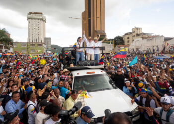 AME1670. VALENCIA (VENEZUELA), 13/07/2024.- La lider de la oposición, María Corina Machado (i) junto a el candidato presidencial, Edmundo González (c) participan en un acto de campaña este sábado en la ciudad de Valencia, estado de Carabobo (Venezuela). La líder opositora de Venezuela María Corina Machado sorteó este sábado "obstáculos" en su viaje hacia Valencia, estado Carabobo, al superar dos cierres de la autopista que conduce hacia esa ciudad, donde encabezará un acto de campaña junto al candidato presidencial Edmundo González Urrutia, de cara a las elecciones del 28 de julio. EFE/ Ronald Peña