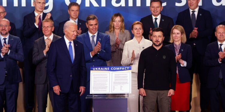 Washington (United States), 11/07/2024.- US President Joe Biden (C-L) and President of Ukraine Volodymyr Zelensky (C-R) during a ceremony for the 'ÄòUkraine Compact'Äô during the North Atlantic Treaty Organization (NATO) Summit in Washington, DC, USA, 11 July 2024. The 75th Anniversary NATO Summit takes place in Washington, DC, from 09 to 11 July 2024. (Zelenski, Ucrania) EFE/EPA/WILL OLIVER