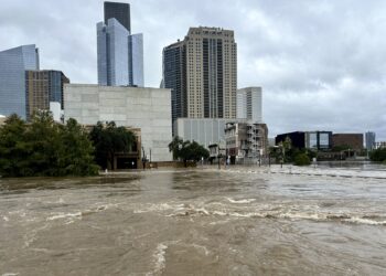 Houston (United States), 08/07/2024.- A view of the tributary the Buffalo Bayou flooded by heavy rain from Hurricane Beryl in Houston, Texas, USA, 08 July 2024. The storm, which already caused widespread damage last week in the Caribbean, was downgraded to a tropical storm as it passed over the Gulf of Mexico before regaining strength into a hurricane. (tormenta, Búfalo) EFE/EPA/CARLOS RAMIREZ