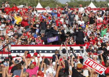 Butler (United States), 13/07/2024.- Former US President Donald Trump is rushed off stage by secret service after an incident during a campaign rally at the Butler Farm Show Inc. in Butler, Pennsylvania, USA, 13 July 2024. According to a statement by a secret service spokesperson 'the former President is safe' and further information on the incident will be released when available. EFE/EPA/DAVID MAXWELL