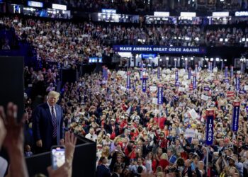 Milwaukee (United States), 17/07/2024.- Republican presidential nominee and former President Donald Trump (L) arrives during the third day of the Republican National Convention (RNC) at Fiserv Forum in Milwaukee, Wisconsin, USA, 17 July 2024. The convention comes days after a 20-year-old Pennsylvania man attempted to assassinate former President and current Republican presidential nominee Donald Trump. The 2024 Republican National Convention is being held 15 to 18 July 2024 in which delegates of the United States'Äô Republican Party select the party's nominees for president and vice president in the 2024 United States presidential election. (Estados Unidos) EFE/EPA/ALLISON DINNER