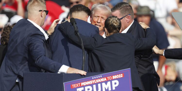 Butler (United States), 13/07/2024.- Former US President Donald Trump is rushed off stage by secret service after an incident during a campaign rally at the Butler Farm Show Inc. in Butler, Pennsylvania, USA, 13 July 2024. EFE/EPA/DAVID MAXWELL