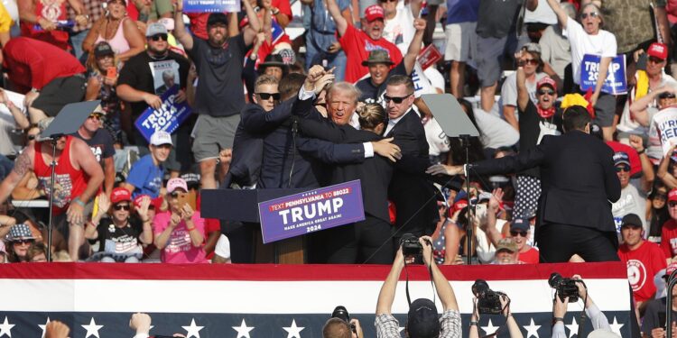 Butler (United States), 13/07/2024.- Former US President Donald Trump pumps his fist as he is rushed from stage by secret service after an incident during a campaign rally at the Butler Farm Show Inc. in Butler, Pennsylvania, USA, 13 July 2024. Trump was rushed off stage by secret service after an incident during a campaign rally in Pennsylvania. According to the Butler County district attorney a suspected gunman was dead and at least one rally attendee was killed. According to a statement by a secret service spokesperson, the former President is safe and further information on the incident will be released when available. EFE/EPA/DAVID MAXWELL