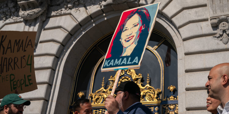 Una pancarta con el rostro de Kamala Harris.
Gettyimages.ru