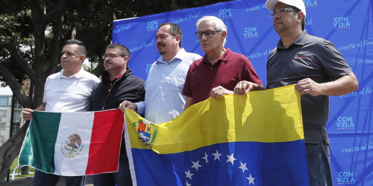 MEX4634. CIUDAD DE MÉXICO (MÉXICO), 30/07/2024.- El representante de Voluntad Popular en México, Freddy Camacho (i), el presidente de Primero Justicia Gabriel Hernández (2-i), el director de la organización Con Venezuela en México (ConVzlaMexico) Edson Martínez (c), el coordinador del partido La Causa R, José Carabaño (2-d) y presidente adjunto del partido Primero Justicia, José Javier Camargo (d), posan durante una rueda de prensa en la Ciudad de México (México). Representantes de la comunidad venezolana en México expresaron este martes su apoyo al candidato presidencial opositor Edmundo González Urrutia, al afirmar que resultó "ganador" de las elecciones con un 70 % de los votos, pese a que el árbitro electoral venezolano haya proclamado el triunfo del actual presidente, Nicolás Maduro. EFE/Mario Guzmán