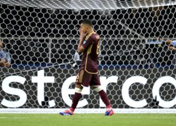 Yangel Herrera se lamenta tras fallar su tiro en la tanda de penales que Venezuela perdió ante Canadá en los cuartos de final de la Copa América, en el AT&T Stadium de Arlington, Texas, el 5 de julio de 2024 (JUAN MABROMATA)