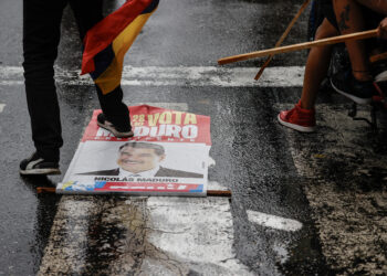 AME6288. CARACAS (VENEZUELA), 29/07/2024.- Una persona pisa un cartel con la imagen del presidente de Venezuela, Nicolás Maduro, durante una protesta por los resultados de las elecciones este lunes, en Caracas (Venezuela). Protestas en Caracas luego de que el Consejo Nacional Electoral (CNE) proclamara a Nicolás Maduro como presidente reelecto de Venezuela, tras los comicios celebrados este 28 de julio. EFE/ Henry Chirinos