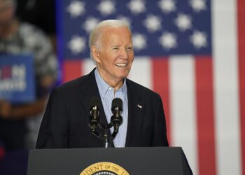 Madison (United States), 05/07/2024.- US President Joe Biden speaks about staying in the race for the presidency during a campaign stop at Sherman Middle School in Madison Wisconsin, USA, 05 July 2024. The president is facing growing pressure, including from members of his own party, to step down as the 2024 Democratic nominee after his debate performance against Republican nominee Donald Trump. EFE/EPA/STEVE APPS