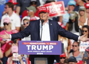 Butler (United States), 13/07/2024.- Former US President Donald Trump speaking to the crowd shortly before being shot at during a campaign rally at the Butler Farm Show Inc. in Butler, Pennsylvania, USA, 13 July 2024. Trump was rushed off stage by secret service after a shooting during a campaign rally in Pennsylvania. Former US President Donald Trump stated on social media that a bullet pierced the upper part of his right ear and that a person attending the rally was killed, another was injured and that the alleged shooter was dead. EFE/EPA/DAVID MAXWELL