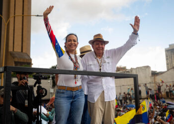 AME1670. VALENCIA (VENEZUELA), 13/07/2024.- La lider de la oposición, María Corina Machado (i) saluda a simpatizantes junto a el candidato presidencial, Edmundo González durante un acto de campaña este sábado en la ciudad de Valencia, estado de Carabobo (Venezuela). La líder opositora de Venezuela María Corina Machado sorteó este sábado "obstáculos" en su viaje hacia Valencia, estado Carabobo, al superar dos cierres de la autopista que conduce hacia esa ciudad, donde encabezará un acto de campaña junto al candidato presidencial Edmundo González Urrutia, de cara a las elecciones del 28 de julio. EFE/ Ronald Peña