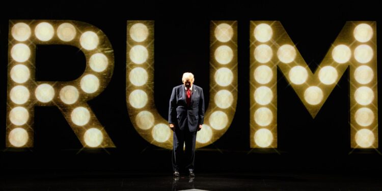 Milwaukee (United States), 18/07/2024.- Republican presidential nominee and former President Donald Trump prepares to speak during the last day of the Republican National Convention (RNC) at the Fiserv Forum in Milwaukee, Wisconsin, USA, 18 July 2024. The convention comes just a few days after a 20-year-old Pennsylvania man attempted to assassinate former President and current Republican presidential nominee Donald Trump. The RNC is being held 15 to 18 July 2024 and is where delegates from the Republican Party select their nominees for president and vice president in the 2024 US presidential election. (Estados Unidos) EFE/EPA/JIM LO SCALZO