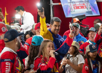 AME6115. CARACAS (VENEZUELA), 29/07/2024.- El presidente de Venezuela, Nicolás Maduro (d), celebra tras conocer los resultados de las elecciones presidenciales este lunes, en Caracas (Venezuela). Maduro, en el poder desde 2013, pidió este domingo "respeto a la voluntad popular" tras ser proclamado como mandatario reelecto, luego de unos comicios en los que compitió contra nueve contendientes, entre ellos el abanderado de la oposición mayoritaria, Edmundo González Urrutia. EFE/ Ronald Peña R.