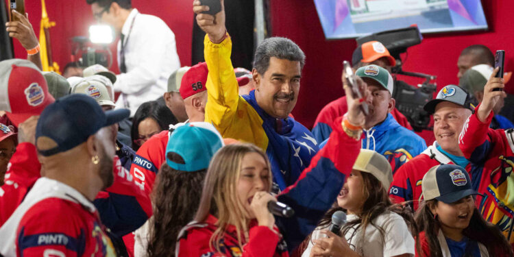 AME6115. CARACAS (VENEZUELA), 29/07/2024.- El presidente de Venezuela, Nicolás Maduro (d), celebra tras conocer los resultados de las elecciones presidenciales este lunes, en Caracas (Venezuela). Maduro, en el poder desde 2013, pidió este domingo "respeto a la voluntad popular" tras ser proclamado como mandatario reelecto, luego de unos comicios en los que compitió contra nueve contendientes, entre ellos el abanderado de la oposición mayoritaria, Edmundo González Urrutia. EFE/ Ronald Peña R.