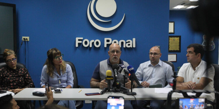 AME6642. CARACAS (VENEZUELA), 30/07/2024.-  Gonzalo Himiob, director vicepresidente de Foro Penal, habla durante una rueda de prensa este martes, en Caracas (Venezuela). Diversas organizaciones de derechos humanos presentaron cifras sobre las violaciones a DD.HH. ocurridas hasta ahora entre el 28 y el 29 de julio, tras las elecciones del pasado domingo. EFE/Manuel Díaz