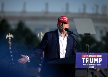 Doral (United States), 09/07/2024.- Former President Donald Trump delivers remarks during a campaign event at Trump National Doral Miami resort in Doral, Florida, USA, 09 July 2024. (Elecciones) EFE/EPA/CRISTOBAL HERRERA-ULASHKEVICH