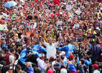 AME4532. YARACUY (VENEZUELA), 24/07/2024.- Fotografía cedida por el Palacio de Miraflores del presidente de Venezuela, Nicolás Maduro (c), saludando durante un acto de campaña este miércoles, en el estado Yaracuy (Venezuela). Maduro aseguró que su victoria en las elecciones del domingo, en las que buscará un tercer sexenio consecutivo, asombrará al mundo entero, pues se tratará, según su óptica, de un triunfo "contundente". EFE/ Palacio de Miraflores /SOLO USO EDITORIAL/ SOLO DISPONIBLE PARA ILUSTRAR LA NOTICIA QUE ACOMPAÑA (CRÉDITO OBLIGATORIO)