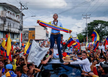 AMDEP3791. GUANANE (VENEZUELA), 17/07/2024.- La líder opositora venezolana, María Corina Machado (c), participa de un recorrido político en Guanare, estado Portuguesa (Venezuela). Venezuela realizará elecciones presidenciales el 28 de julio de 2024. EFE/ Miguel Gutiérrez