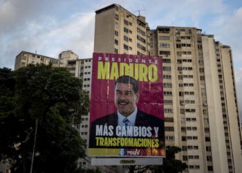 AME4327. CARACAS (VENEZUELA), 24/07/2024.- Fotografía de un cartel con propaganda por el presidente de Venezuela y candidato a la reelección, Nicolás Maduro, el 16 de julio del 2024, en Caracas (Venezuela). El chavismo, que gobierna Venezuela desde 1999, opera bajo la consigna de eternizarse en el poder con Nicolás Maduro al mando, especialmente cuando se acercan elecciones presidenciales como las del próximo domingo, y endurece su discurso con descalificaciones hacia los opositores y promesas repetidas de proyectos que fueron incumplidas en el pasado. EFE/ Miguel Gutiérrez