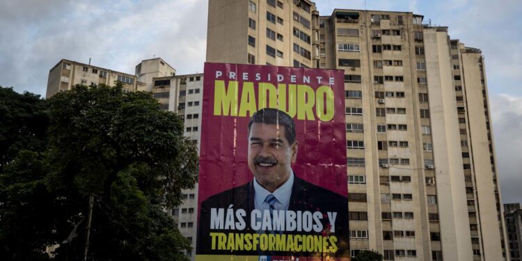 AME4327. CARACAS (VENEZUELA), 24/07/2024.- Fotografía de un cartel con propaganda por el presidente de Venezuela y candidato a la reelección, Nicolás Maduro, el 16 de julio del 2024, en Caracas (Venezuela). El chavismo, que gobierna Venezuela desde 1999, opera bajo la consigna de eternizarse en el poder con Nicolás Maduro al mando, especialmente cuando se acercan elecciones presidenciales como las del próximo domingo, y endurece su discurso con descalificaciones hacia los opositores y promesas repetidas de proyectos que fueron incumplidas en el pasado. EFE/ Miguel Gutiérrez