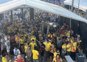 AME1862. MIAMI (ESTADOS UNIDOS), 14/07/2024.- Aficionados ingresan sin control al estadio Hard Rock este domingo previo a la final de la Copa América, en Miami (Estados Unidos). Poco después de instalarse el caos en varios sectores de ingreso al Hard Rock Stadium por fanáticos que ingresaron sin entradas, la policía retomó el control, pero luego los organizadores liberaron el ingreso de personas que arrastraron vallas a su paso. EFE/ David Villafranca