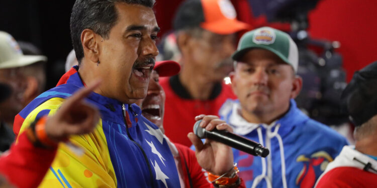 AME6100. CARACAS (VENEZUELA), 29/07/2024.- El presidente de Venezuela, Nicolás Maduro, pronuncia un discurso tras conocer los resultados de las elecciones presidenciales este lunes, en Caracas (Venezuela). Maduro, en el poder desde 2013, pidió este domingo "respeto a la voluntad popular" tras ser proclamado como mandatario reelecto, luego de unos comicios en los que compitió contra nueve contendientes, entre ellos el abanderado de la oposición mayoritaria, Edmundo González Urrutia. EFE/ Ronald Peña R.