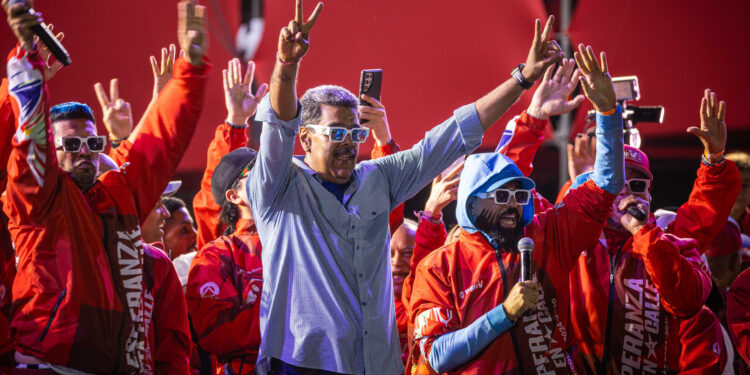 -FOTODELDÍA- AME4770. CARACAS (VENEZUELA), 25/07/2024.- El presidente de Venezuela y aspirante a la reelección, Nicolás Maduro, saluda a los asistentes al cierre de su campaña este jueves, en Caracas (Venezuela). El presidente de Venezuela, Nicolás Maduro, aseguró que cuenta con una "nueva mayoría" que lo respaldará en los comicios de este domingo, en los que buscará una segunda reelección, para lo que deberá enfrentarse contra nueve contendientes. EFE/ Henry Chirinos.