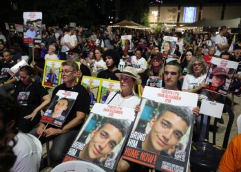 Tel Aviv (Israel), 24/07/2024.- Families of hostages held by Hamas in Gaza and their supporters watch the live broadcast of Israeli Prime Minister Benjamin Netanyahu's speech in the US Congress at the hostages square outside the Kyria military headquarters in Tel Aviv, Israel, 24 July 2024. According to the Israeli defense forces, around 120 Israeli hostages are still held by Hamas in Gaza. Rallies in Israel criticized the government's handling of the crisis and demanded the immediate release of all hostages. Israeli Prime Minister Benjamin Netanyahu is visiting Washington DC on 24 July 2024. EFE/EPA/ABIR SULTAN