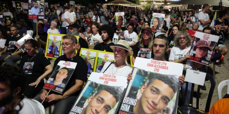 Tel Aviv (Israel), 24/07/2024.- Families of hostages held by Hamas in Gaza and their supporters watch the live broadcast of Israeli Prime Minister Benjamin Netanyahu's speech in the US Congress at the hostages square outside the Kyria military headquarters in Tel Aviv, Israel, 24 July 2024. According to the Israeli defense forces, around 120 Israeli hostages are still held by Hamas in Gaza. Rallies in Israel criticized the government's handling of the crisis and demanded the immediate release of all hostages. Israeli Prime Minister Benjamin Netanyahu is visiting Washington DC on 24 July 2024. EFE/EPA/ABIR SULTAN