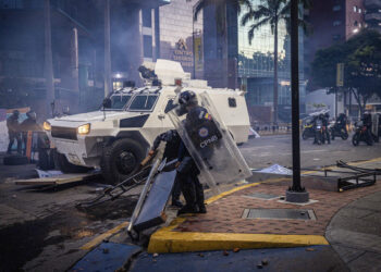 AME6327. CARACAS (VENEZUELA), 29/07/2024.- Integrantes de la Guardia Nacional Bolivariana (GNB) se enfrentan a manifestantes por los resultados de las elecciones presidenciales este lunes, en Caracas (Venezuela). Miles de ciudadanos han salido para protestar contra los resultados anunciados por el Consejo Nacional Electoral (CNE), que otorga al presidente Maduro el 51,2 % de los votos, un dato cuestionado por la oposición y por buena parte de la comunidad internacional. EFE/ Henry Chirinos