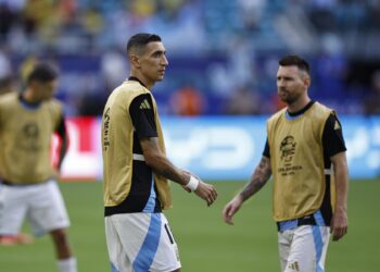 Miami Gardens (United States), 15/07/2024.- Angel Di Maria of Argentina (L) and Lionel Messi of Argentina (R) during warm-ups at the CONMEBOL Copa America 2024 Final between Argentina and Colombia, in Miami Gardens, Florida, USA, 14 July 2024. EFE/EPA/CJ GUNTHER