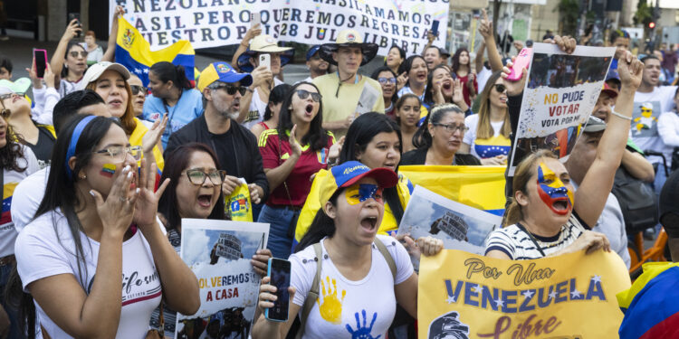 AME5745. SAO PAULO (BRASIL), 28/07/2024.- Ciudadanos venezolanos se manifiestan este domingo durante la jornada de votaciones en Venezuela, en São Paulo (Brasil). EFE/ Isaac Fontana