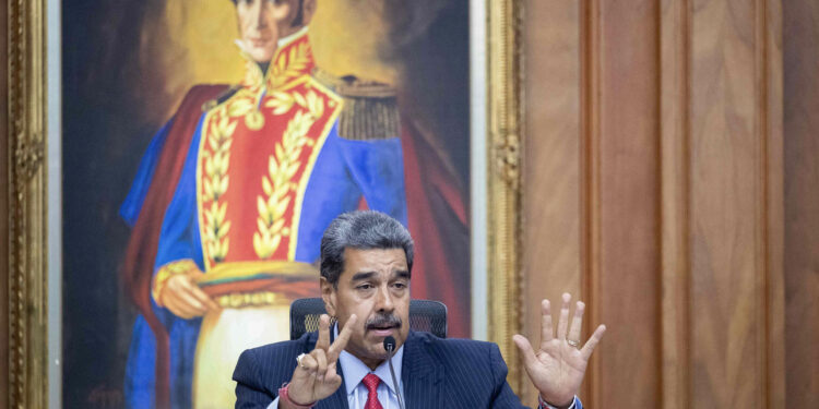 AME6986. CARACAS (VENEZUELA), 08/08/2024.- Fotografía de archivo del 31 de julio de 2024 del presidente de Venezuela, Nicolás Maduro, durante una rueda de prensa en el Palacio de Miraflores en Caracas (Venezuela). ¿Será que se puede establecer una relación con una App? Pues en medio de la compleja realidad que vive Venezuela tras las elecciones del 28 de julio vemos que sí. En uno de sus arranques, el presidente Nicolás Maduro aseguró que “por Whatsapp están amenazando a la familia militar venezolana, a toda la oficialidad, por Whatsapp están amenazando a la familia policial, por Whatsapp están amenazando a los líderes de calle, de comunidad, por Whatsapp están amenazando a todo aquel que no se pronuncie a favor del fascismo". Este es el clic tecnológico principal de la semana en América. EFE/ Ronald Peña R.