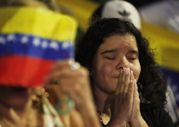 AME7020. CALI (COLOMBIA), 31/07/2024.- Una ciudadana venezolana participa en una protesta tras las elecciones presidenciales del domingo en las que el Consejo Nacional Electoral (CNE) dio como ganador a Nicolás Maduro, este miércoles en Cali (Colombia). EFE/ Ernesto Guzman Jr