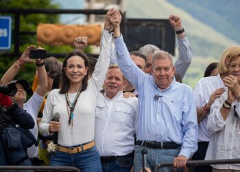 AME9842. CARACAS (VENEZUELA), 12/08/2024.- Fotografía de archivo del 30 de julio del 2024 donde se observa a la líder opositora venezolana María Corina Machado (i) con el candidato a la presidencia de Venezuela Edmundo González, en una manifestación en Caracas (Venezuela). Machado está convencida de que Edmundo González Urrutia tomará juramento como nuevo jefe de Estado el 10 de enero de 2025, cuando comienza el nuevo período de Gobierno, pese a la proclamación de Nicolás Maduro como ganador de las elecciones del 28 de julio, un triunfo cuestionado dentro y fuera del país. EFE/ Ronald Peña R. ARCHIVO