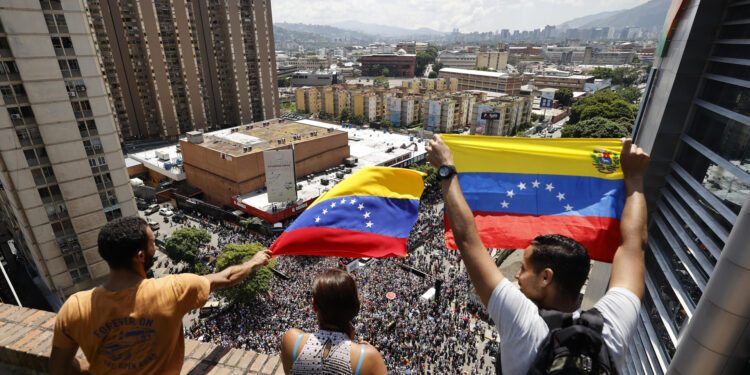 AME1207. CARACAS (VENEZUELA), 17/08/2024.- Seguidores de la líder de la oposición venezolana María Corina Machado agitan banderas en una concentración este sábado, en Caracas (Venezuela). Machado reapareció en público para participar en la concentración contra el resultado oficial de las presidenciales que -asegura- ganó el abanderado de la mayor coalición opositora, Edmundo González Urrutia, pese a que el Consejo Nacional Electoral (CNE) otorgó el triunfo a Nicolás Maduro. EFE/ Miguel Gutiérrez