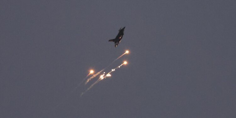 Kiryat Shmona (Israel), 25/08/2024.- An Israeli fighter jet ejects flares over an area near the Lebanon-Israel border, as seen from northern Israel, 25 August 2024. The Israeli military stated that Israeli Air Force fighter jets are currently striking targets belonging to the Hezbollah organization that posed an imminent threat to the citizens of the State of Israel. (Líbano, Hizbulá/Hezbolá) EFE/EPA/ATEF SAFADI