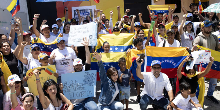 AME7653. SANTO DOMINGO (REPÚBLICA DOMINICANA), 03/08/2024.- Venezolanos se reúnen en una concentración frente a la embajada de su país para manifestar tras las elecciones presidenciales del domingo en las que el Consejo Nacional Electoral (CNE) dio como ganador a Nicolás Maduro, este sábado en Santo Domingo (República Dominicana). EFE/Orlando Barría